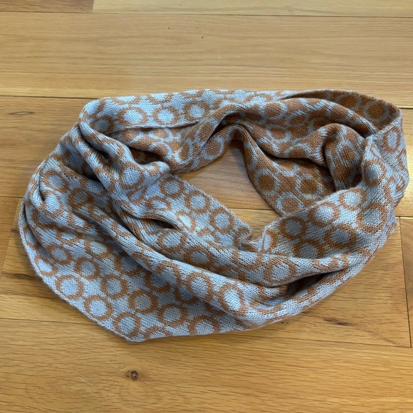 Women’s Reversible Knit Infinity Scarf in Terracotta/Light Gray. - Picture 3 of 10